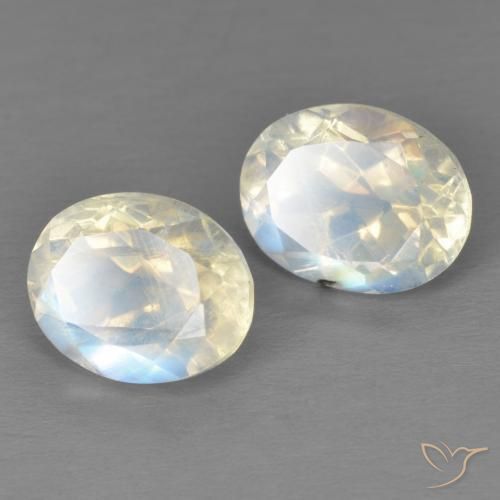 Pedras preciosas de Pedra da Lua Arco-Íris Branco azulado natural de 3.92 ct, oval, Transparente