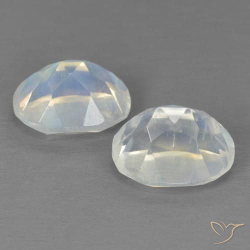 Pedras preciosas de Pedra da Lua Arco-Íris Branco azulado natural de 4.18 ct, oval, Transparente