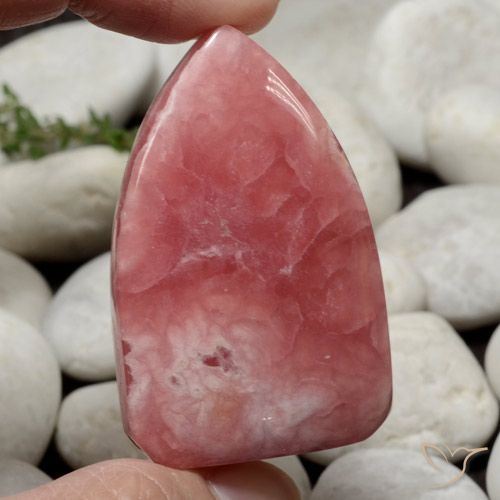 Rodocrosita multicolorido natural 145,70ct, forma extravagante, opaco