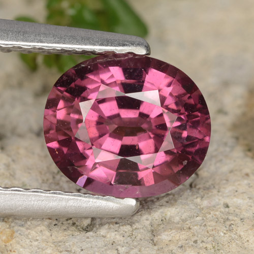 Granada rodolita roxo natural 1,37ct, corte oval, VS