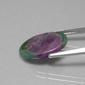 Rubi em fuchsita bicolor natural 4,55ct, corte oval, translúcido