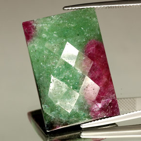 Rubi-zoisita multicolorido natural 42,79ct, baguete, opaco