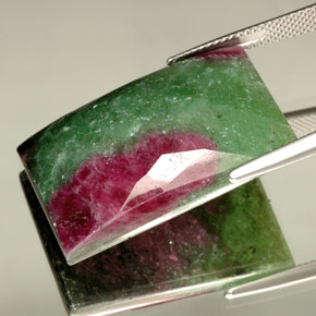 Rubi-zoisita multicolorido natural 42,79ct, baguete, opaco