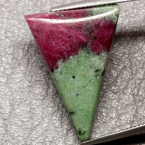 Rubi-zoisita multicolorido natural 25,24ct, trillion, opaco