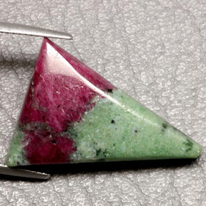 Rubi-zoisita multicolorido natural 25,24ct, trillion, opaco