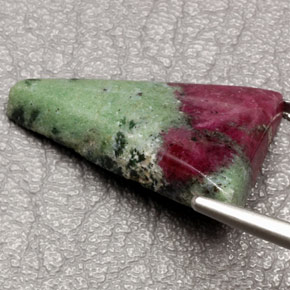Rubi-zoisita multicolorido natural 25,24ct, trillion, opaco
