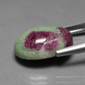 Rubi-zoisita multicolorido natural 11,90ct, corte oval, opaco