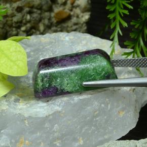Rubi-zoisita multicolorido natural 25,75ct, corte esmeralda, opaco