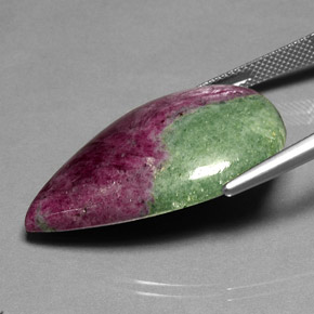 Rubi-zoisita multicolorido natural 44,82ct, formato de pêra, opaco