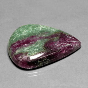 Rubi-zoisita multicolorido natural 55,69ct, formato de pêra, opaco
