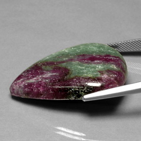 Rubi-zoisita multicolorido natural 55,69ct, formato de pêra, opaco