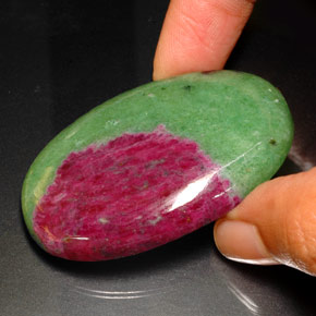 Rubi-zoisita multicolorido natural 168,75ct, corte oval, opaco
