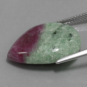Rubi-zoisita multicolorido natural 15,70ct, formato de pêra, opaco