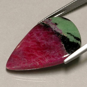 Rubi-zoisita multicolorido natural 23,73ct, formato de pêra, opaco