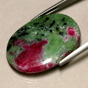 Rubi-zoisita multicolorido natural 21,97ct, corte oval, opaco
