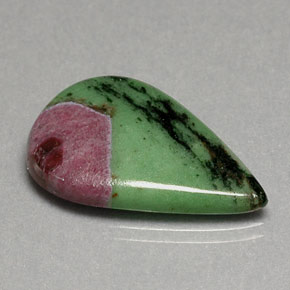 Rubi-zoisita multicolorido natural 22,31ct, formato de pêra, opaco