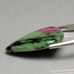 Rubi-zoisita multicolorido natural 22,31ct, formato de pêra, opaco