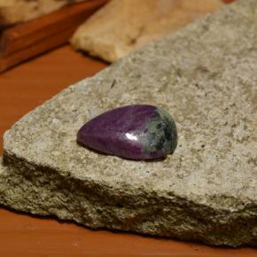 Rubi-zoisita multicolorido natural 8,53ct, formato de pêra, opaco