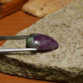 Rubi-zoisita multicolorido natural 8,53ct, formato de pêra, opaco