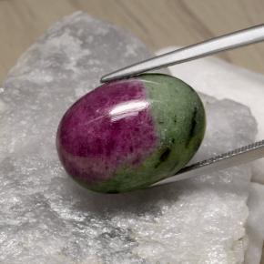 Rubi-zoisita multicolorido natural 19,75ct, corte oval, opaco