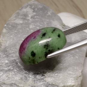Rubi-zoisita multicolorido natural 19,75ct, corte oval, opaco