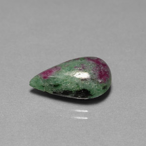 Rubi-zoisita multicolorido natural 6,78ct, formato de pêra, opaco
