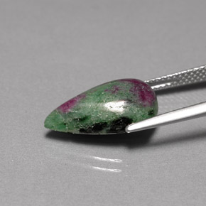 Rubi-zoisita multicolorido natural 6,78ct, formato de pêra, opaco