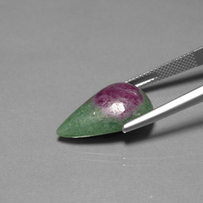 Rubi-zoisita multicolorido natural 13,36ct, formato de pêra, opaco