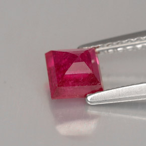 Rubi vermelho natural 0,85ct, quadrado, SI