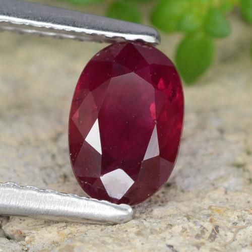 Rubi Vermelho escuro Natural 0.92ct, oval, VS-SI