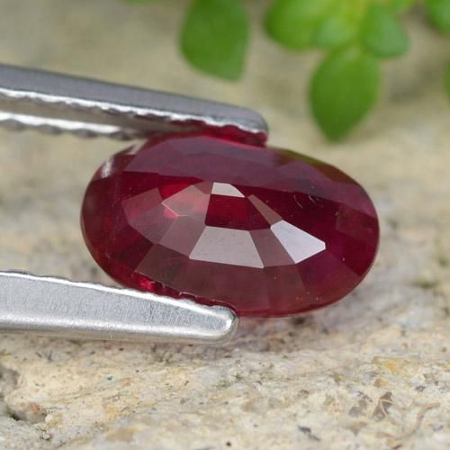 Rubi Vermelho escuro Natural 0.92ct, oval, VS-SI