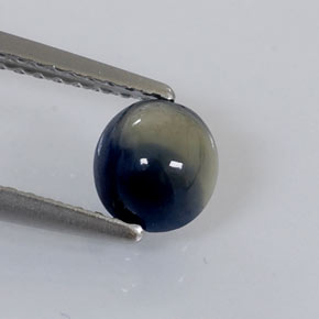 Safira bicolor natural 1,05ct, corte oval, opaco