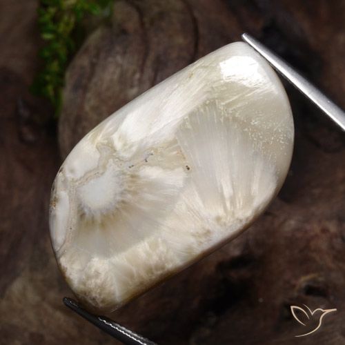 Escolecita branco natural 34,11ct, forma extravagante, opaco