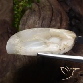 Escolecita branco natural 34,11ct, forma extravagante, opaco