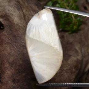 Escolecita branco natural 28,06ct, forma extravagante, opaco