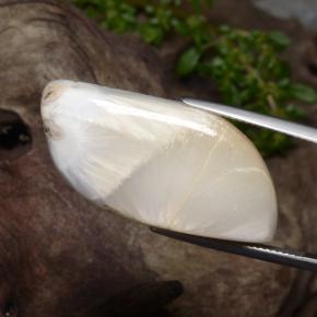 Escolecita branco natural 28,06ct, forma extravagante, opaco