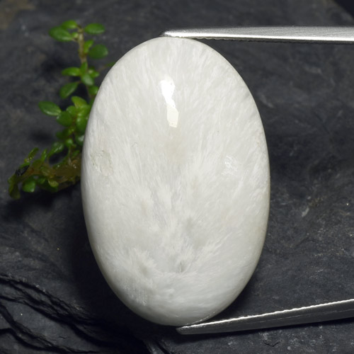 Escolecita branco acinzentado claro natural 15,77ct, corte oval, opaco