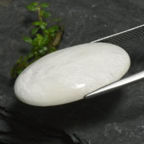 Escolecita branco acinzentado claro natural 15,77ct, corte oval, opaco