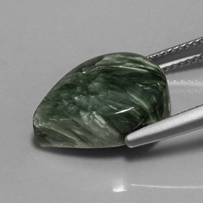 Serafinita verde natural 8,32ct, formato de pêra, opaco