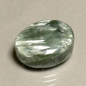 Serafinita verde natural 10,63ct, corte oval, opaco