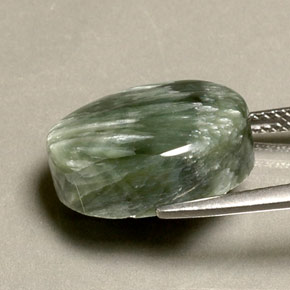 Serafinita verde natural 10,63ct, corte oval, opaco