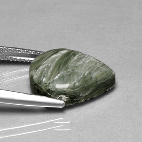 Serafinita verde natural 8,53ct, formato de pêra, opaco