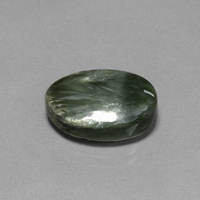 Serafinita verde natural 7,83ct, corte oval, opaco