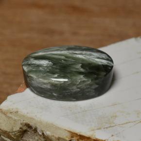 Serafinita verde natural 8,90ct, corte oval, opaco