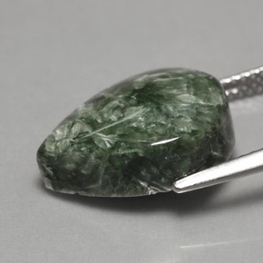 Serafinita verde natural 8,33ct, formato de pêra, opaco