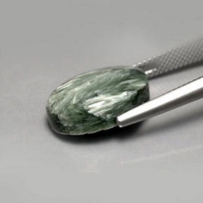 Serafinita verde natural 8,94ct, corte oval, opaco