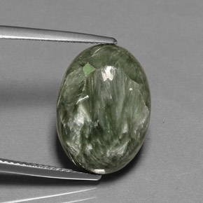 Serafinita verde natural 10,69ct, corte oval, opaco