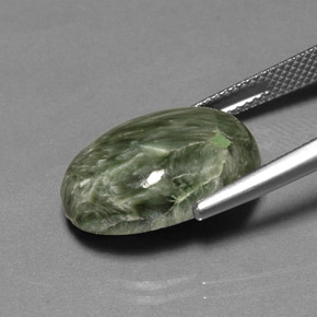 Serafinita verde natural 10,69ct, corte oval, opaco