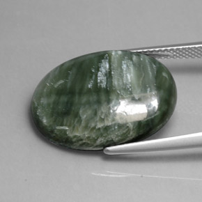 Serafinita verde natural 11,82ct, corte oval, opaco
