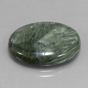 Serafinita verde natural 10,47ct, corte oval, opaco